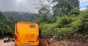 Ônibus cai dentro de vala e deixa passageiros feridos em Parauapebas