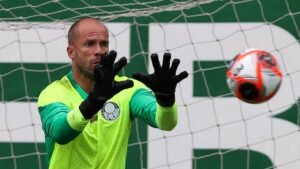 Palmeiras garante R$ 111 milhões em patrocínios para 2025 e anuncia renovação com Marcelo Lomba