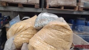 Polícia apreende 50 toneladas de produtos em fábrica clandestina em SP