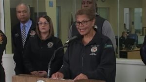 Prefeita de Los Angeles orienta moradores a seguirem ordens de desocupação