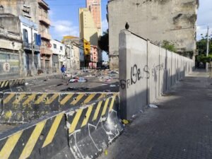 Prefeitura de São Paulo constrói muro na Cracolândia