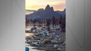 Prefeitura do Rio classifica como “vandalismo” lixo espalhado na orla de Ipanema