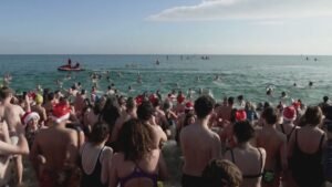 Primeiro mergulho do ano atrai moradores e turistas com temperaturas a 13°C em Barcelona 