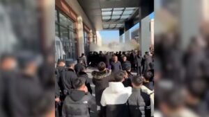 Protestos violentos se espalham na China após morte de estudante adolescente