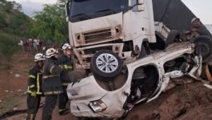 Seis pessoas morrem após caminhão bater em dois carros em rodovia na Bahia