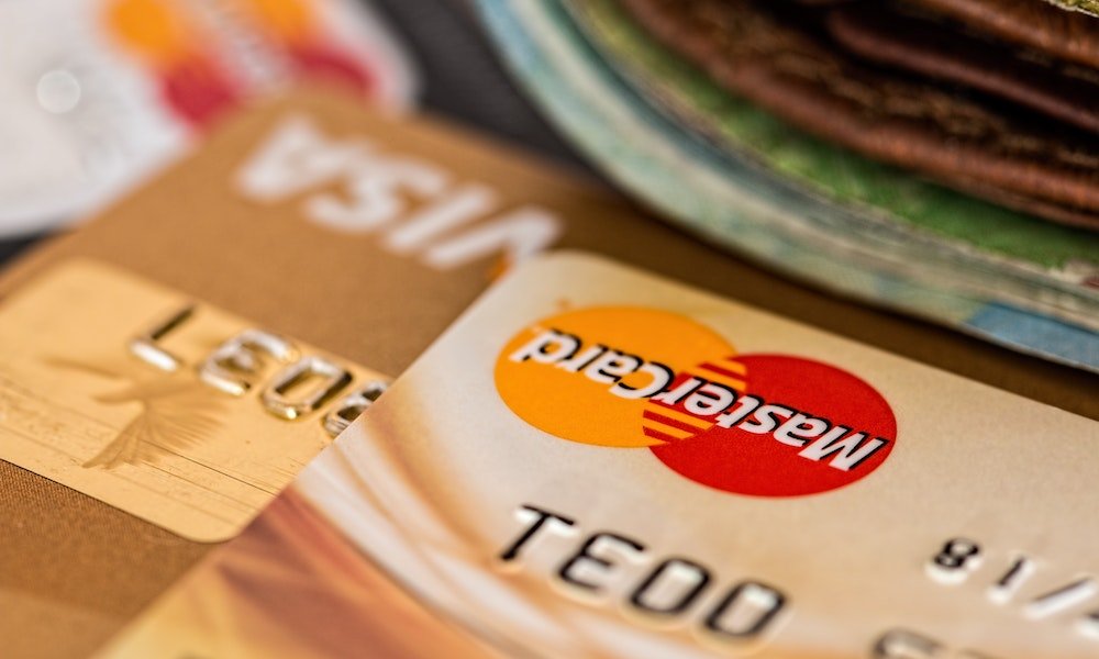 Taxa de juros do cartão de crédito sobe em dezembro para 450,5% ao ano, aponta BC