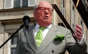 Túmulo do político francês de extrema-direita Jean-Marie Le Pen é vandalizado