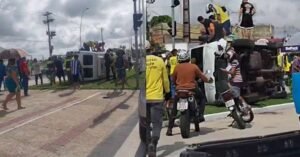 Van capota e passageiros ficam feridos em Icoaraci