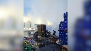 Vídeo: incêndio de grandes proporções atinge fábrica de bebidas em Manaus