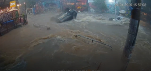 Vídeo mostra Beco do Batman sendo engolido por enxurrada em poucos minutos