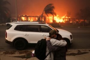 “Zona de guerra”: sobreviventes de incêndio em Los Angeles relatam medo e pânico
