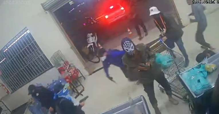 Grupo armado invade e incendeia supermercado em Águas Lindas