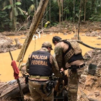 Policiais federais em ação no garimpo ilegal.