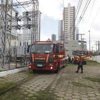 A imagem em destaque mostra caminhões e militares do Corpo de Bombeiros na subestação onde houve o registro de incêndio.