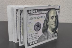 Dólar volta a cair e fecha o dia cotado a R$ 5,76