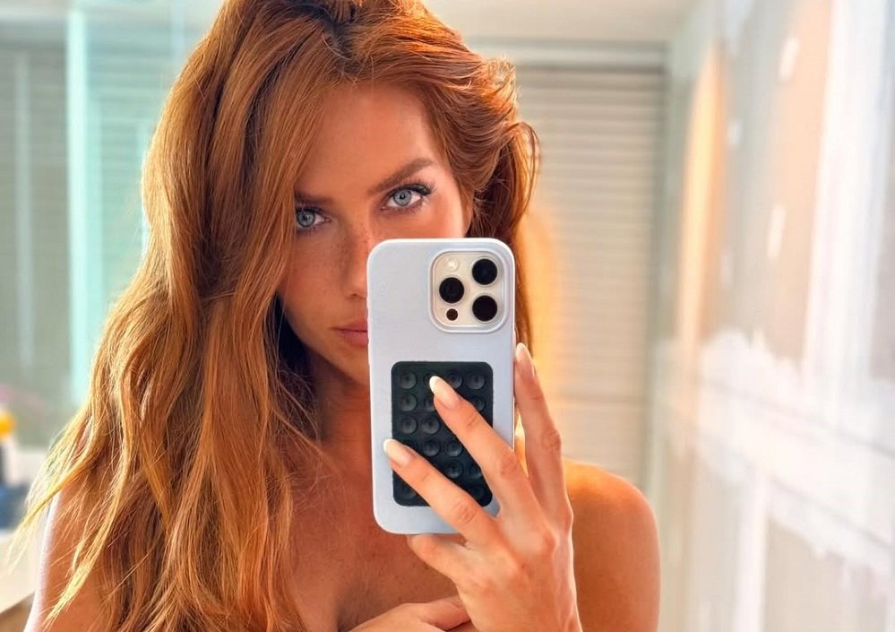 Giovanna Ewbank posa de topless e anuncia chegada para o Carnaval