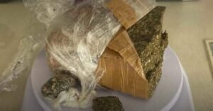 Homem é preso comercializando drogas em frente a uma residência em Marituba