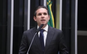 Hugo Motta diz que 8 de Janeiro não foi tentativa de golpe e critica penas aplicadas pelo STF