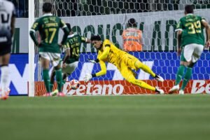 Hugo Souza revela o que falou para torcedores do Palmeiras após defender pênalti