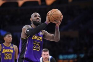 LeBron James brilha em vitória dos Lakers e quebra recorde