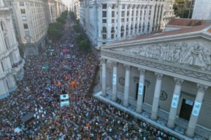 Militantes dos movimentos LGBT e feminista protestam contra Milei em Buenos Aires