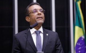 ‘O cérebro do bolsonarismo é o celular; se pensar fora, já é traidor’, diz Otoni de Paula