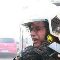 A imagem mostra o tenente Daniel Corrêa, que participou da ação de combate ao incêndio.