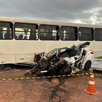 Imagem dos veículos após a colisão.