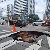 A imagem em destaque mostra a cratera registrada na rua Antônio Barreto com a avenida Alcindo Cacela.