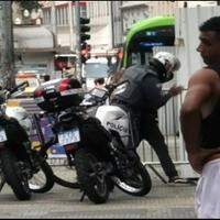 Na abordagem, os policiais teriam levado o jovem para um local menos movimentado para fazer a revista. No vídeo, é possível ver um dos agentes dando um tapa no rosto do entregador enquanto o segurava contra a grade