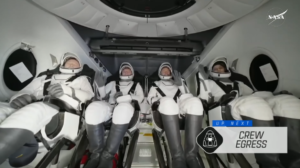 Astronautas vão demorar até 2 dias para voltar às famílias, diz Nasa