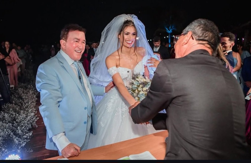 Cerimônia luxuosa, troca de vestidos e crítica nas redes: saiba como foi o casamento de Amado Batista se casa com miss Mato Grosso