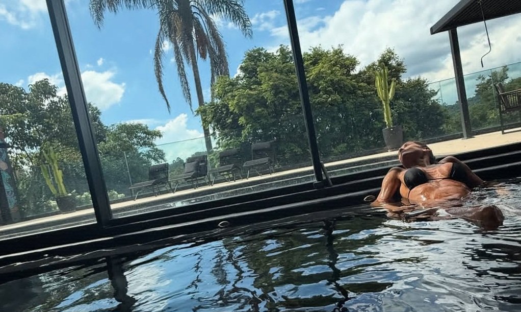Deborah Secco compartilha fotos de biquíni durante ‘miniférias’ em spa de luxo