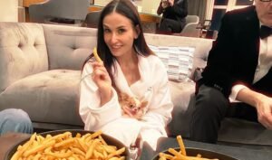 Demi Moore é flagrada comendo batatas fritas após Oscar 2025