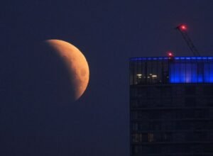 Eclipse com lua de sangue ocorreu na madrugada de sexta: confira imagens