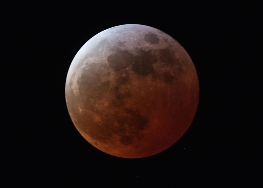 Eclipse: veja foto inédita tirada do ponto de vista da Lua