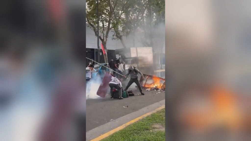 Fotógrafo fica em estado crítico após ser atingido em protesto na Argentina