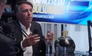 Jair Bolsonaro comemora aniversário em transmissão ao vivo, critica STF e recebe parabéns remoto de Eduardo