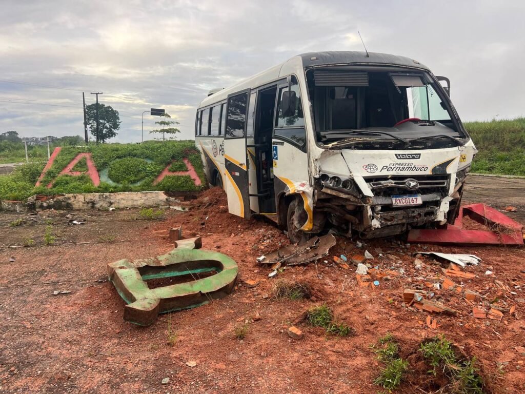 Micro-ônibus com pacientes de Tailândia colide em mureta de Acará