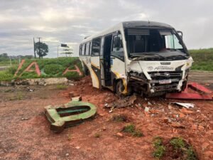 Micro-ônibus com pacientes de Tailândia colide em mureta de Acará