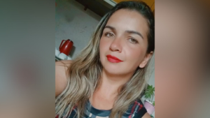 Mulher cai de moto, bate no meio-fio e morre em Tucuruí