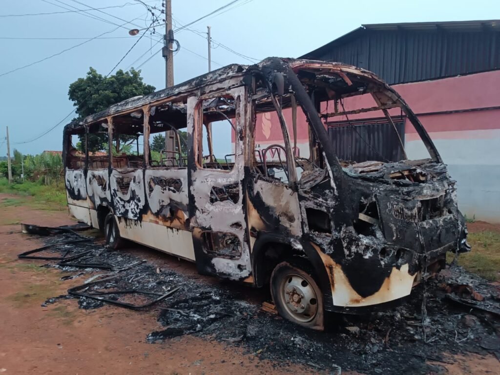 Ônibus escolar pega fogo em São João e caso levanta suspeita de vandalismo