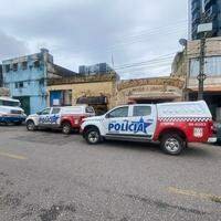 A imagem em destaque mostra viaturas do 2º Batalhão de Polícia Militar (2º BPM) próximas ao local onde o corpo da vítima foi encontrado.