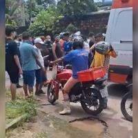 A imagem em destaque mostra curiosos no local do acidente.