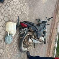 Com o impacto, o motociclista não resistiu aos ferimentos e morreu ainda no local. Não há confirmação se a vítima fazia uso do capacete.