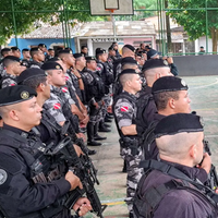 A imagem em destaque mostra policiais militares que atuarão na operação para localizar e prender todos os envolvidos no ataque a dois ônibus em Ananindeua.