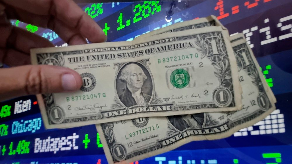 Após flertar com R$ 6,10 pela manhã, dólar recua e fecha a R$ 5,84 com trégua de Trump; Ibovespa tem alta