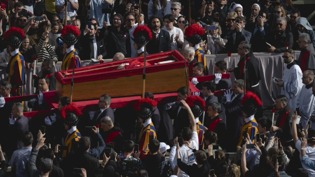 Caixão do papa Francisco será fechado na tarde de sexta; veja como funciona o ritual