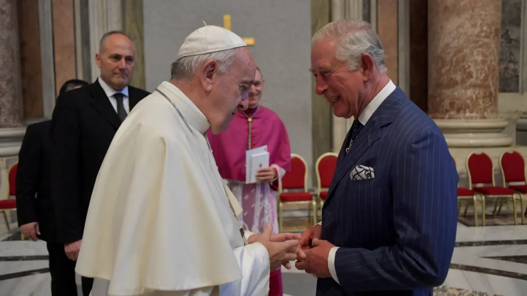 Charles III reage à morte do Papa: "Compaixão e compromisso incansável"