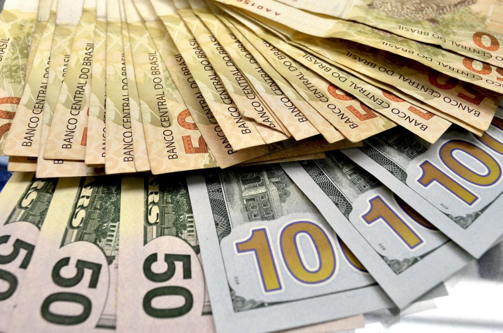Dólar cai com commodities e fecha cotado a R$ 5,72